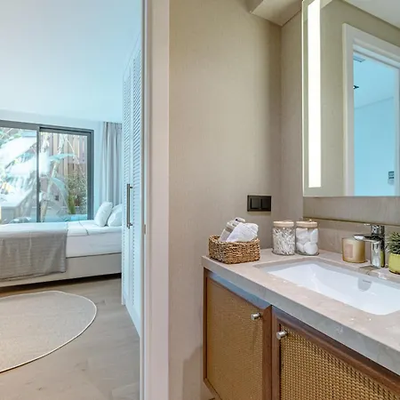 Vakantiehuis 3-bedroom Beachfront With Amenities *