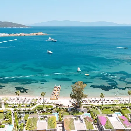 3-Bedroom Beachfront Villa With Hotel Amenities *