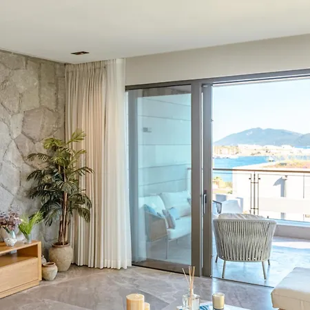 Ferienhaus 3-Bedroom Beachfront Villa With Hotel Amenities Bodrum